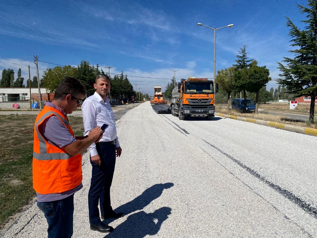 SİNANPAŞA'DA ASFALTLAMA ÇALIŞMALARI BAŞLADI