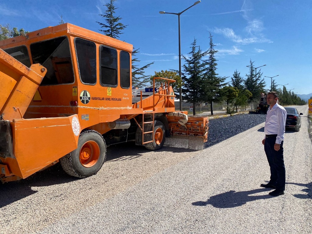 SİNANPAŞA'DA ASFALTLAMA ÇALIŞMALARI BAŞLADI