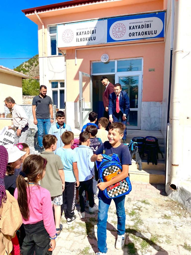 KOCADEF'DEN AFYONKARAHİSAR KÖYLERİNE KIRTASİYE YARDIMI