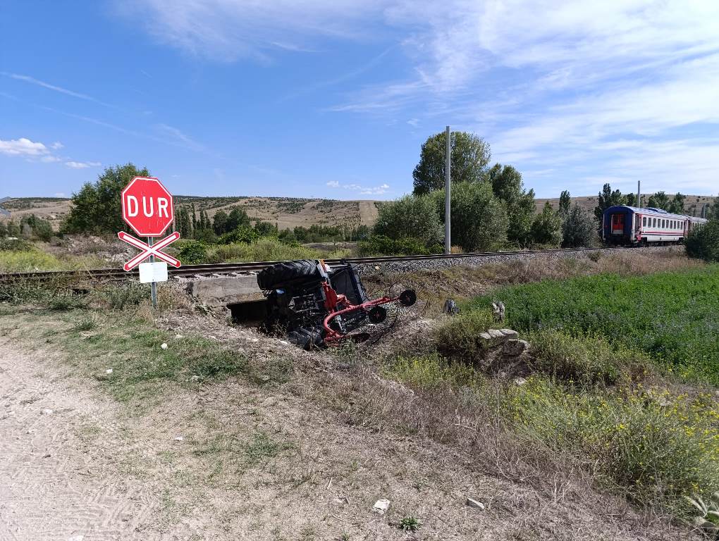 AFYONKARAHİSAR'DA YOLCU TRENİ HEMZEMİN GEÇİTTE TRAKTÖRE ÇARPTI