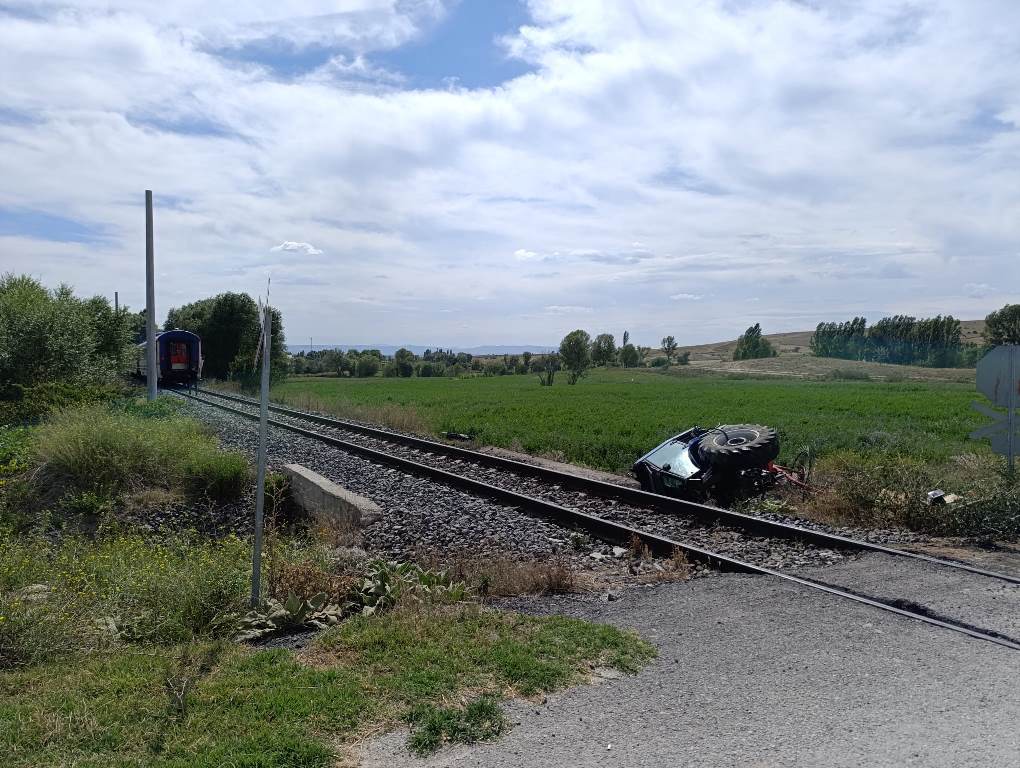 AFYONKARAHİSAR'DA YOLCU TRENİ HEMZEMİN GEÇİTTE TRAKTÖRE ÇARPTI