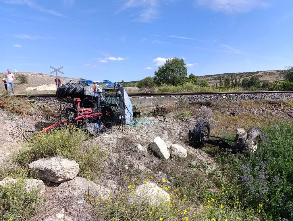 AFYONKARAHİSAR'DA YOLCU TRENİ HEMZEMİN GEÇİTTE TRAKTÖRE ÇARPTI