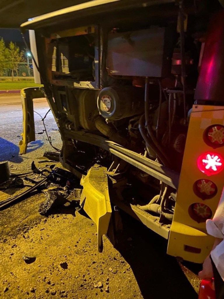 AFYON'DA HALK OTOBÜSÜ İLE OTOMOBİLLERİN KARIŞTIĞI KAZADA 1 KİŞİ ÖLDÜ, 7 KİŞİ YARALANDI
