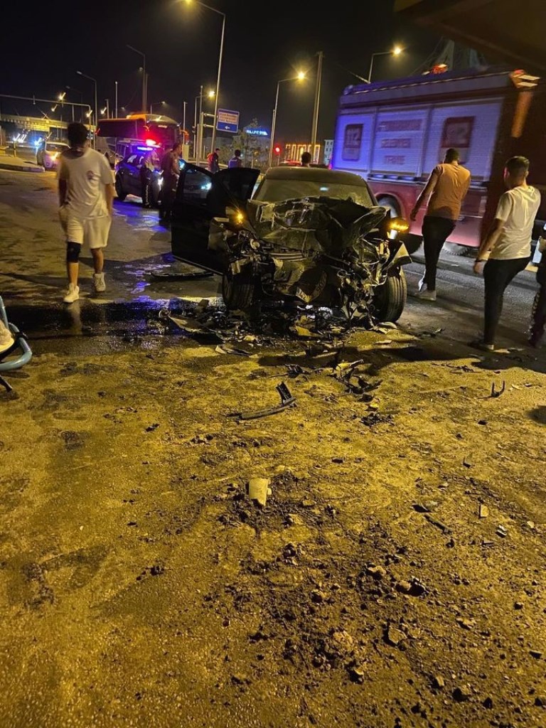 AFYON'DA HALK OTOBÜSÜ İLE OTOMOBİLLERİN KARIŞTIĞI KAZADA 1 KİŞİ ÖLDÜ, 7 KİŞİ YARALANDI