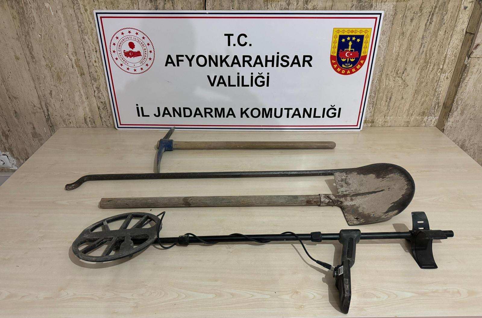 JANDARMAYI GÖRÜP KAÇAN DEFİNECİLER YAKALANDI