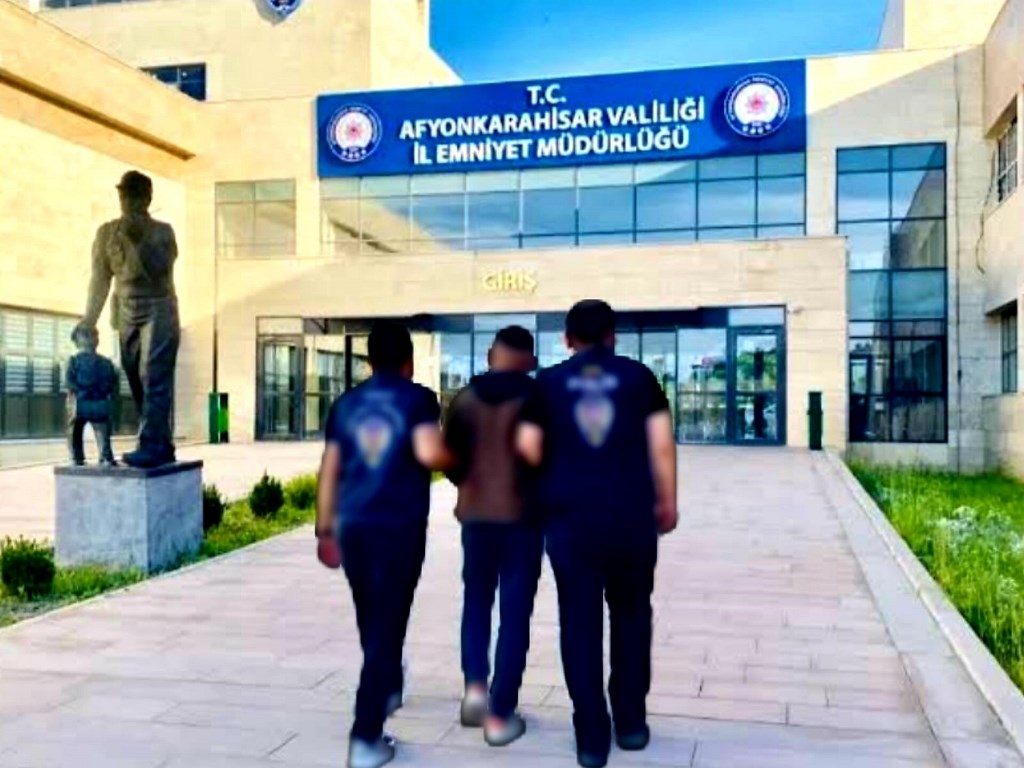 KAMPÇILARIN TELEFONLARINI ÇALAN ŞAHSI POLİS YAKALADI