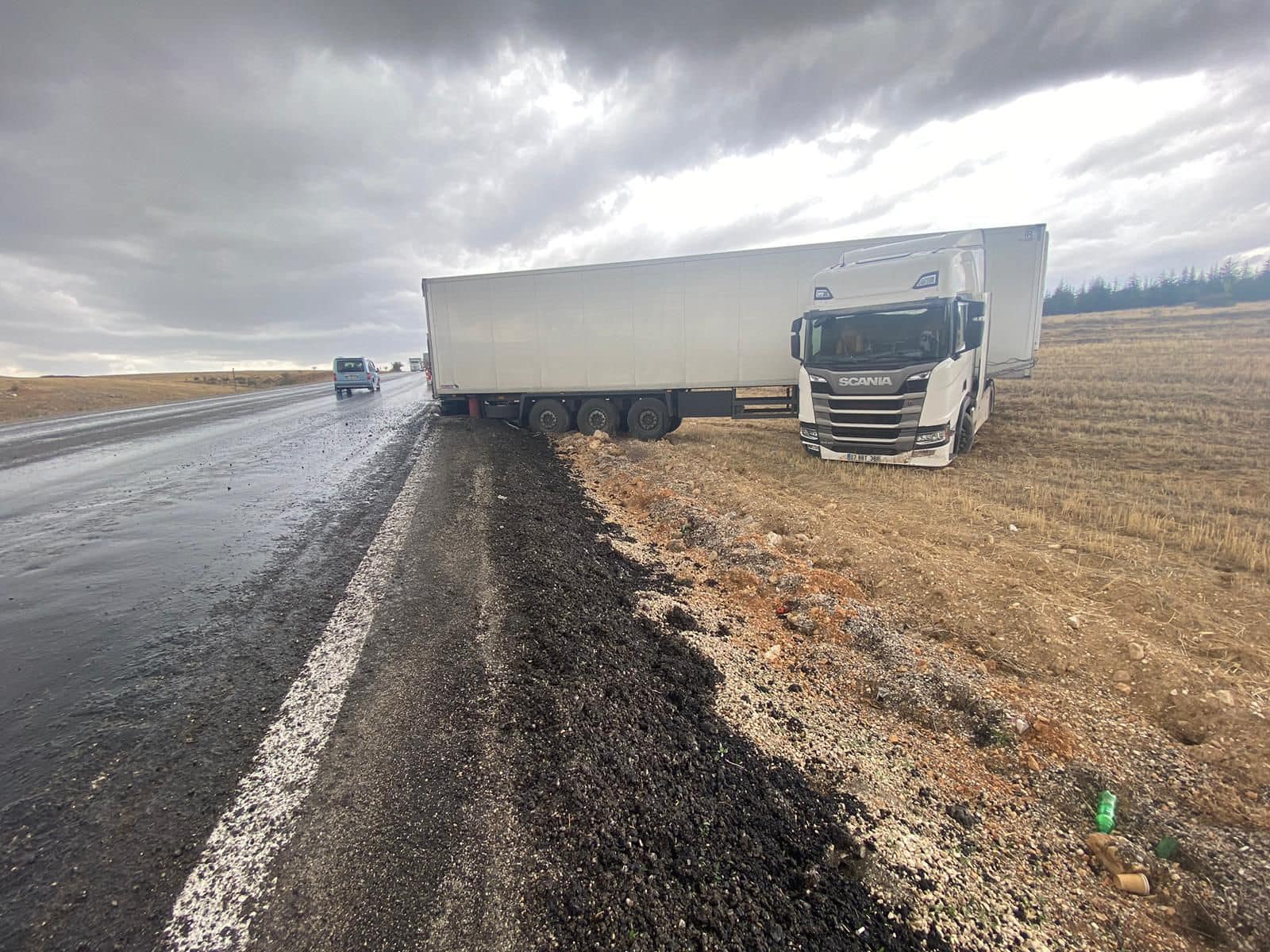 Dinar'da TIR Kazası Yoldan Çıkarak Tarlaya Savruldu