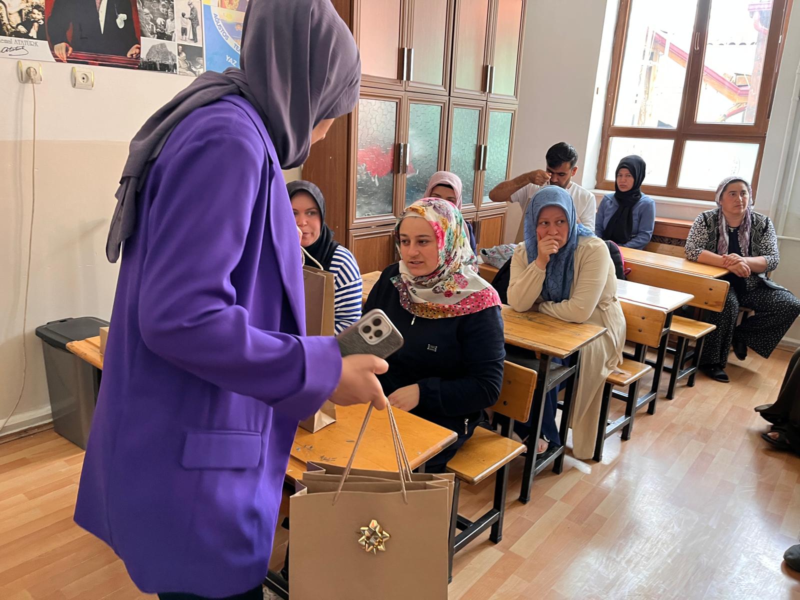 KADEM'den Cumhuriyet İlkokulu Velilerine Kadının Yasal Hakları Eğitimi