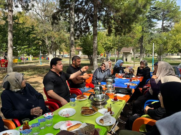 Başkan Aynacı Adalet Parkı'nda Vatandaşlarla Buluştu