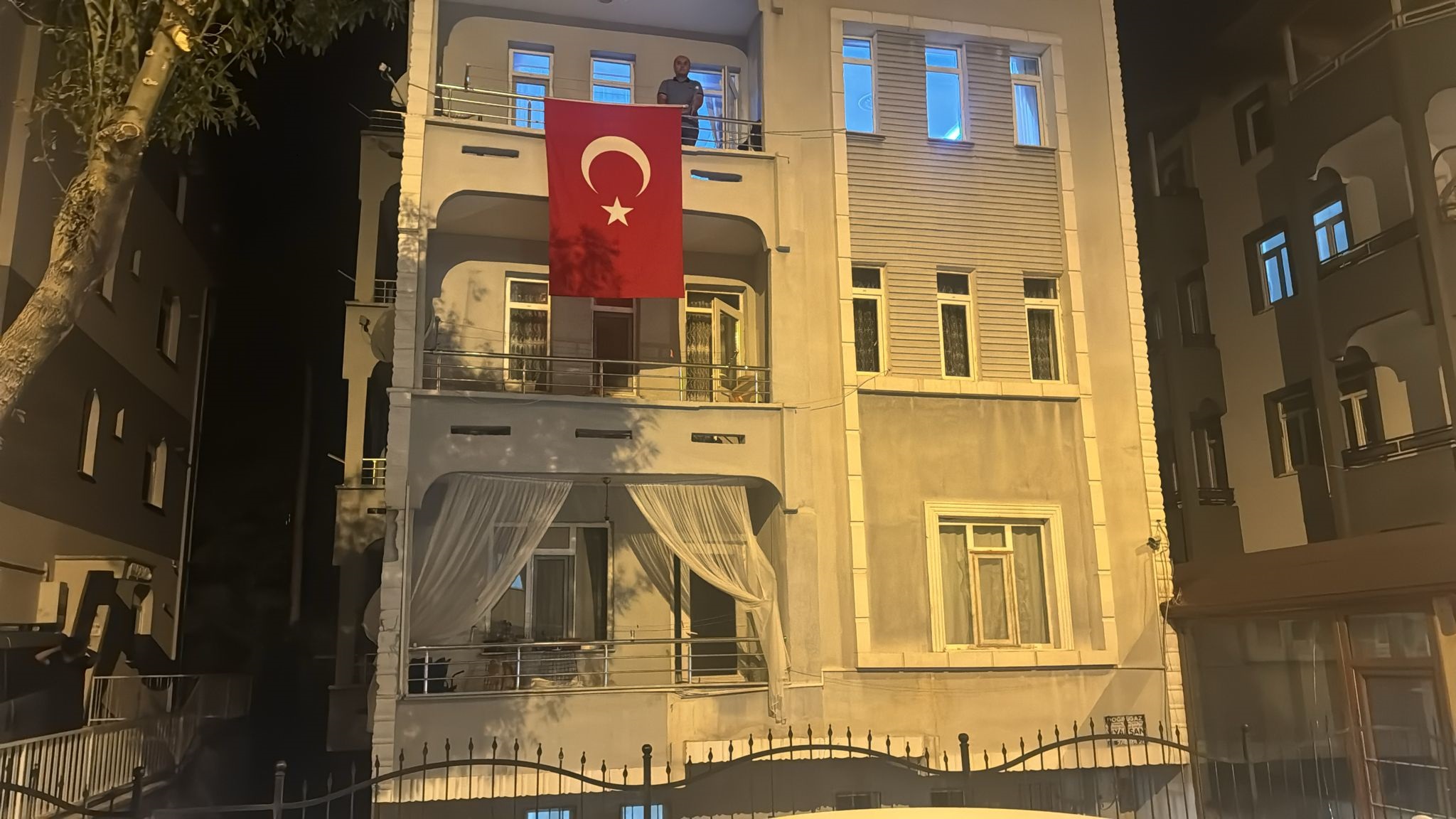 Dinarlı Şehit Çapan'ın Baba Ocağı ve Evi Türk Bayraklarıyla Donatıldı