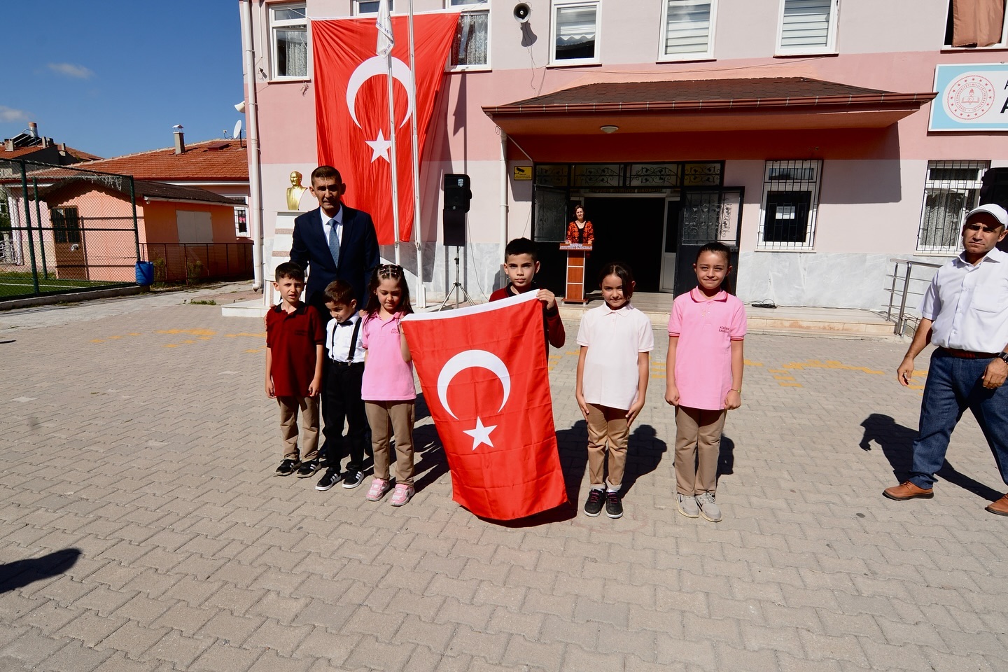 Sandıklı’da İlköğretim Haftası Açılış Töreni Coşkuyla Kutlandı