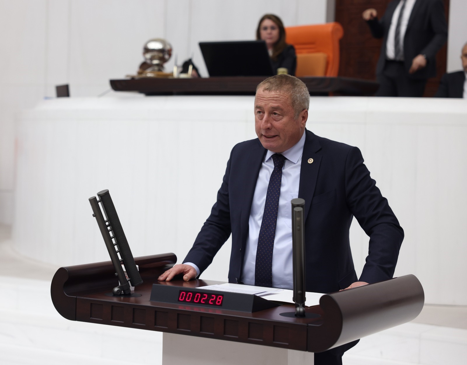 "BU KUTLU GÜNDE TÜM HALKIMIZIN MEVLİD KANDİLİNİ TEBRİK EDİYORUM"