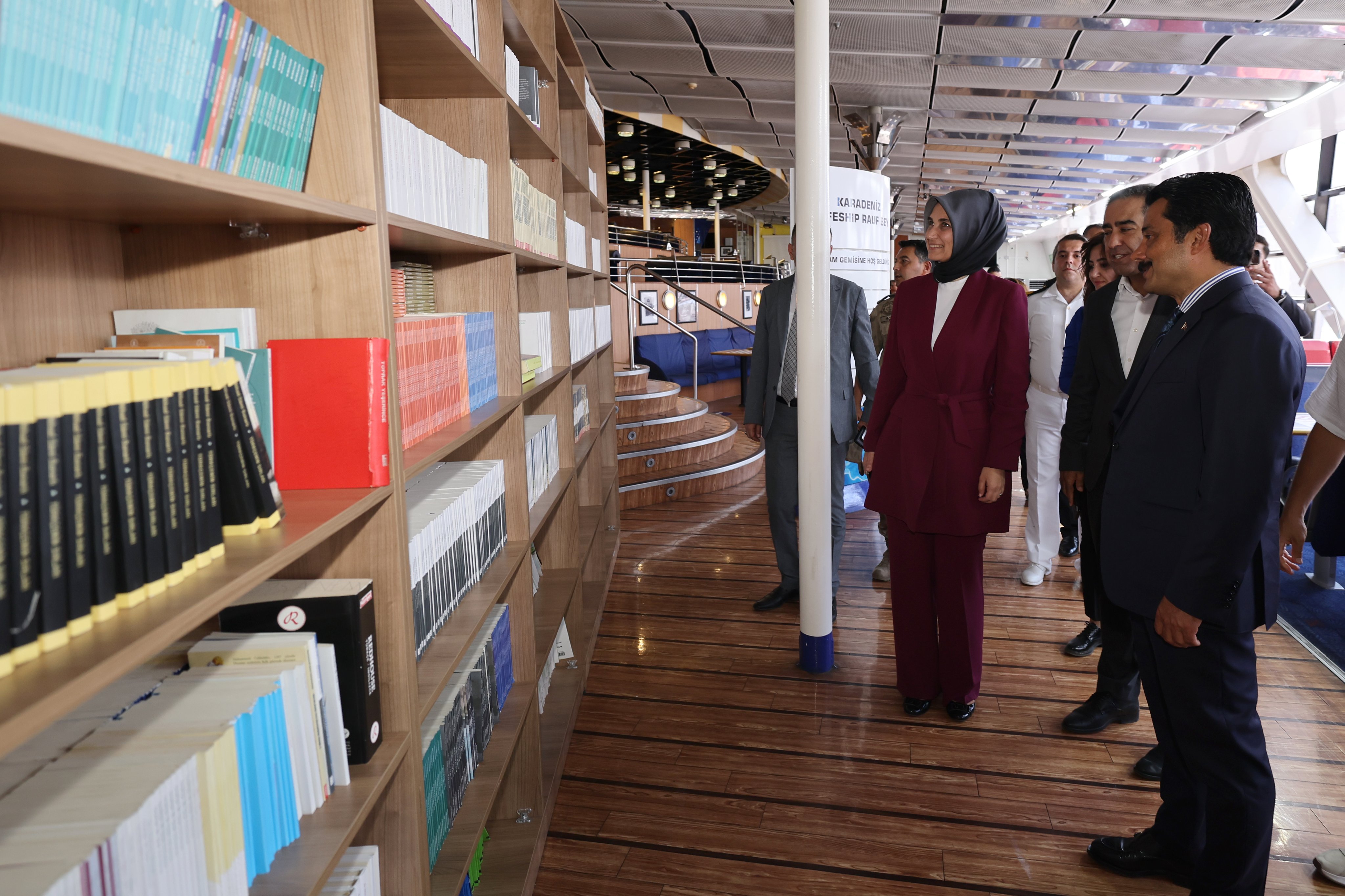 AFYON VALİSİ DOÇ. DR. KÜBRA GÜRAN YİĞİTBAŞI’NDAN ÖĞRENCİLERE MORAL ZİYARETİ