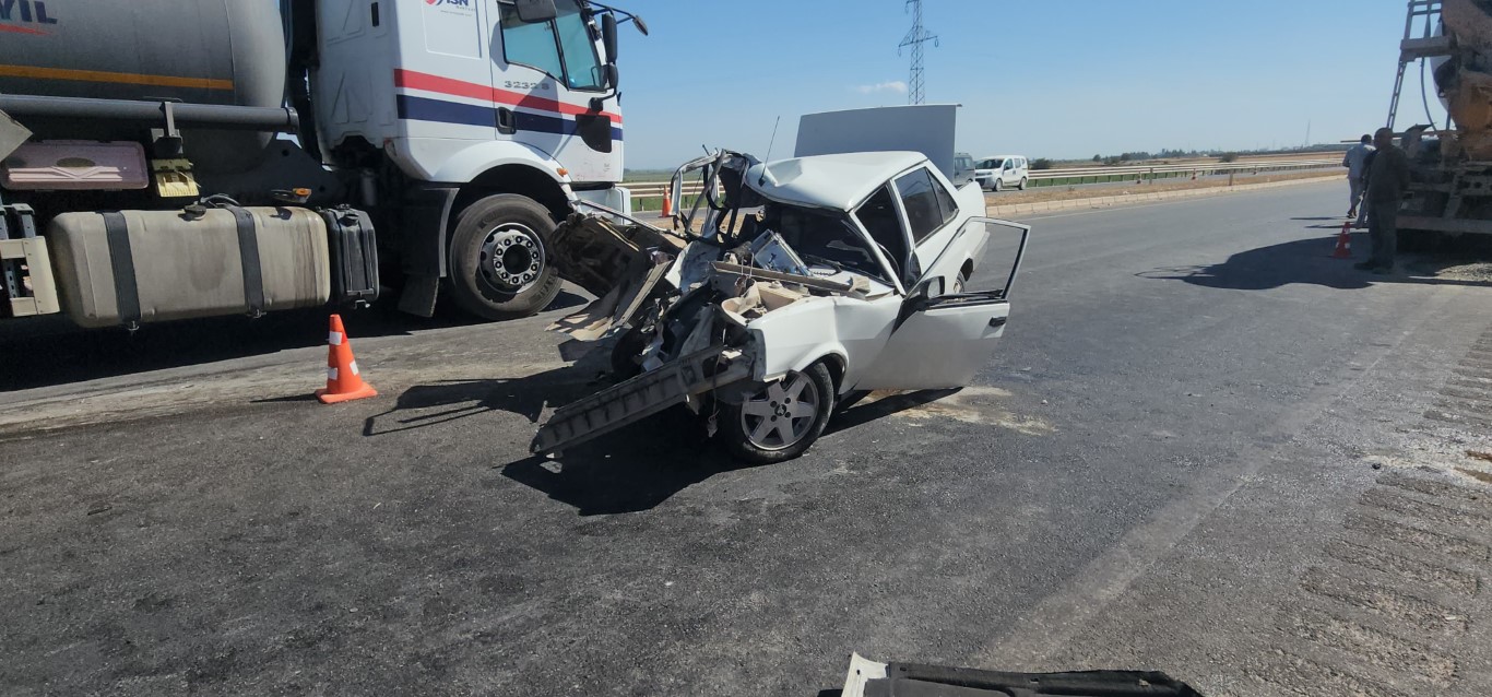 BETON MİKSERİYLE ÇARPIŞIP HURDAYA DÖNDÜ