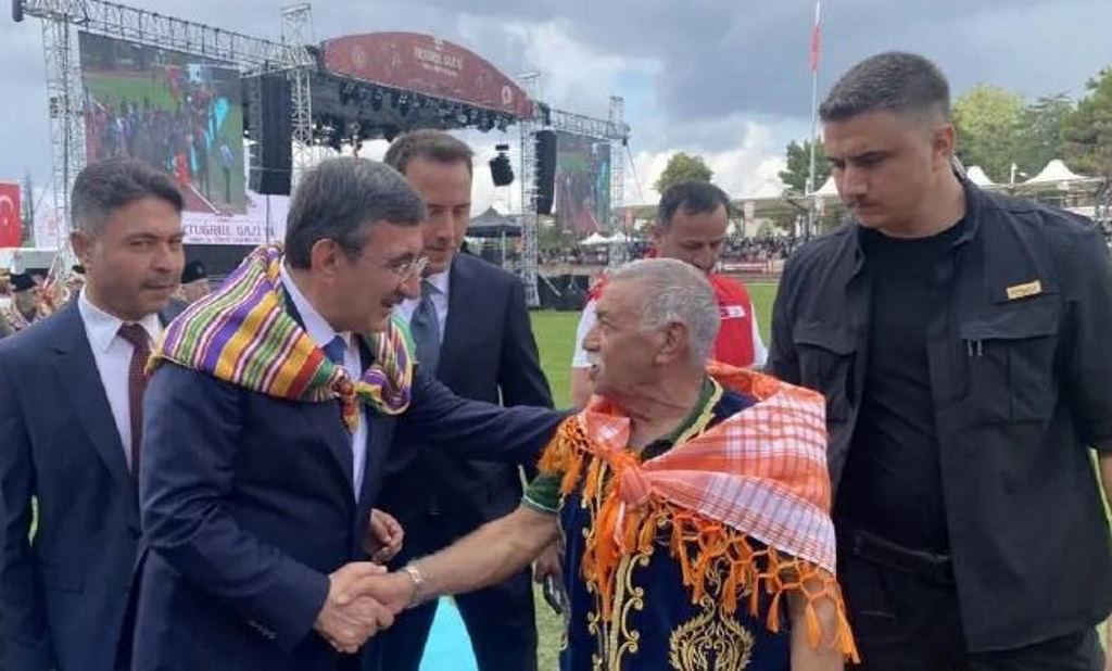 AFYONKARAHİSAR ÇADIRLARI ZİYARETÇİ AKININA UĞRADI