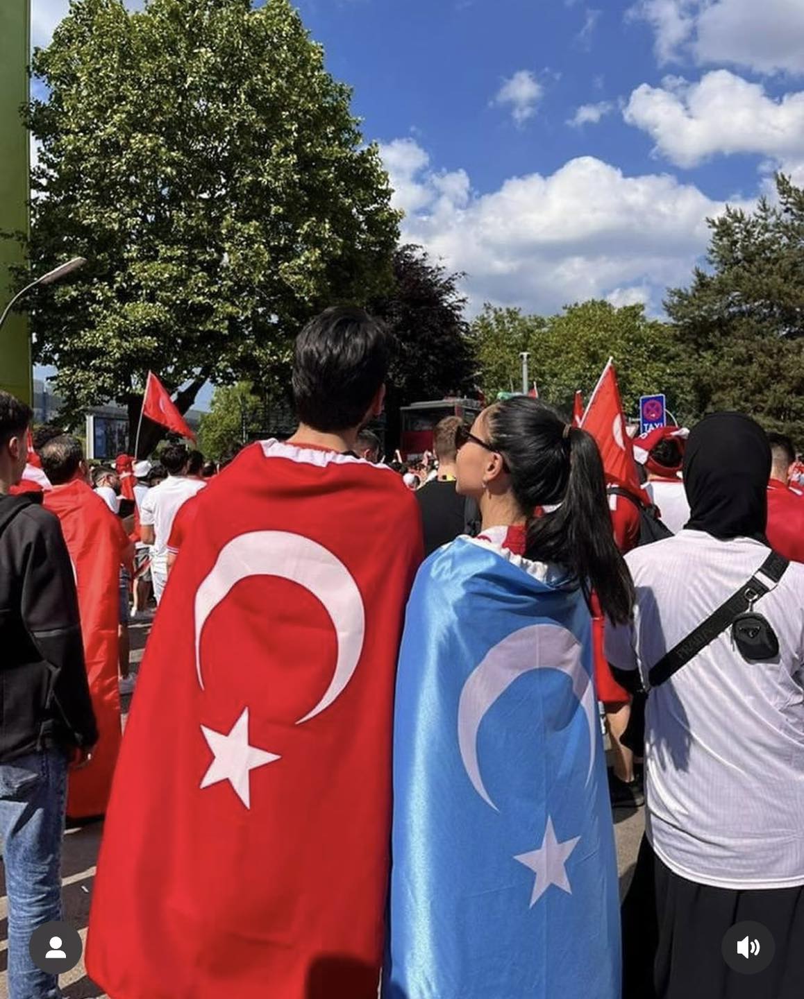 Avrupa Şampiyonası'nda Doğu Türkistanlılar’dan Türkiye’ye Destek!