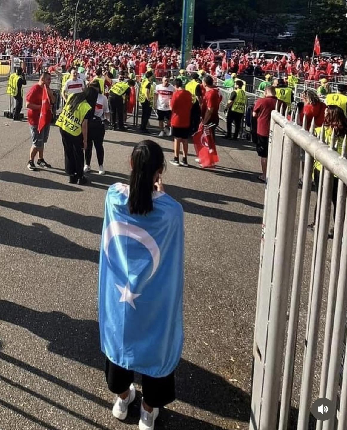 Avrupa Şampiyonası'nda Doğu Türkistanlılar’dan Türkiye’ye Destek!