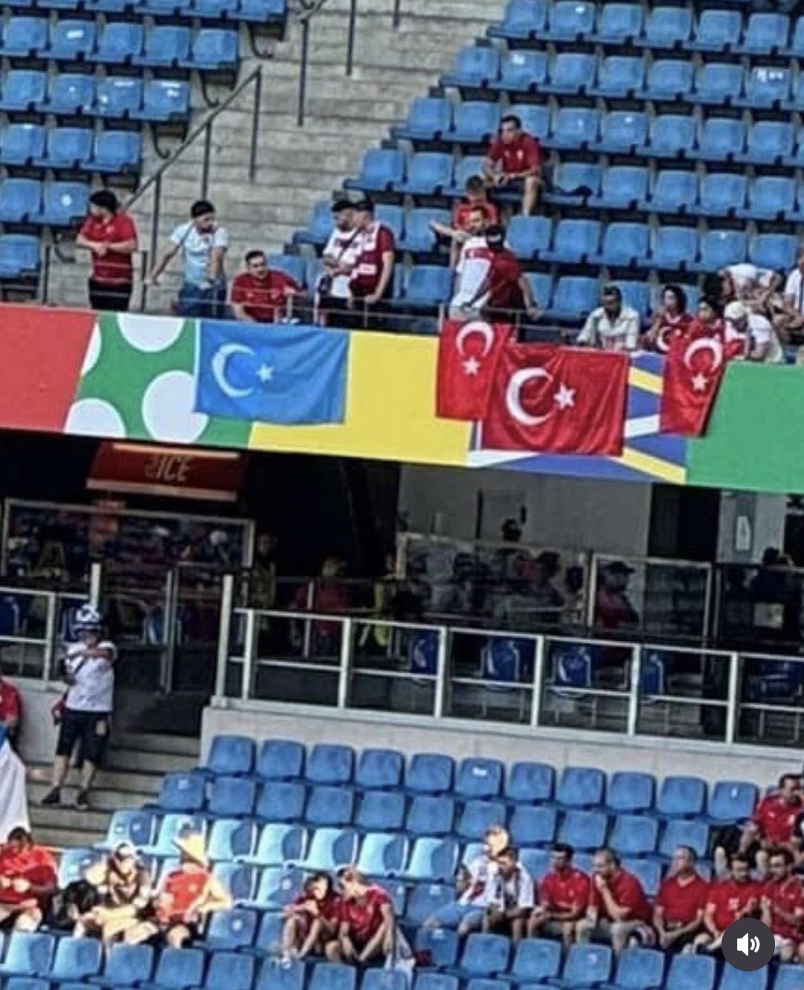 Avrupa Şampiyonası'nda Doğu Türkistanlılar’dan Türkiye’ye Destek!