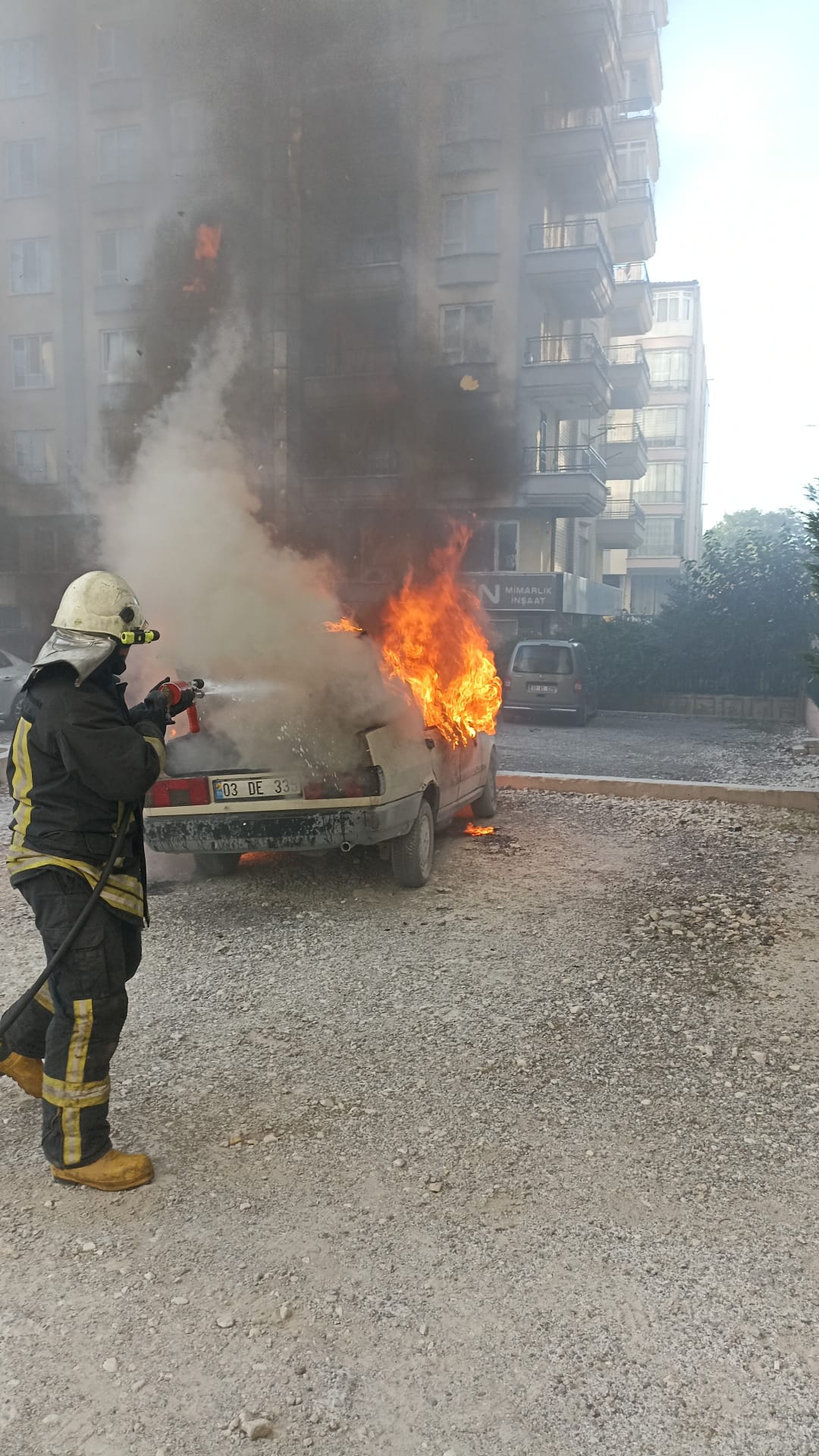 Afyon'da Park Halindeki Araç Patladı, Vatandaşlar Büyük Panik Yaşadı!