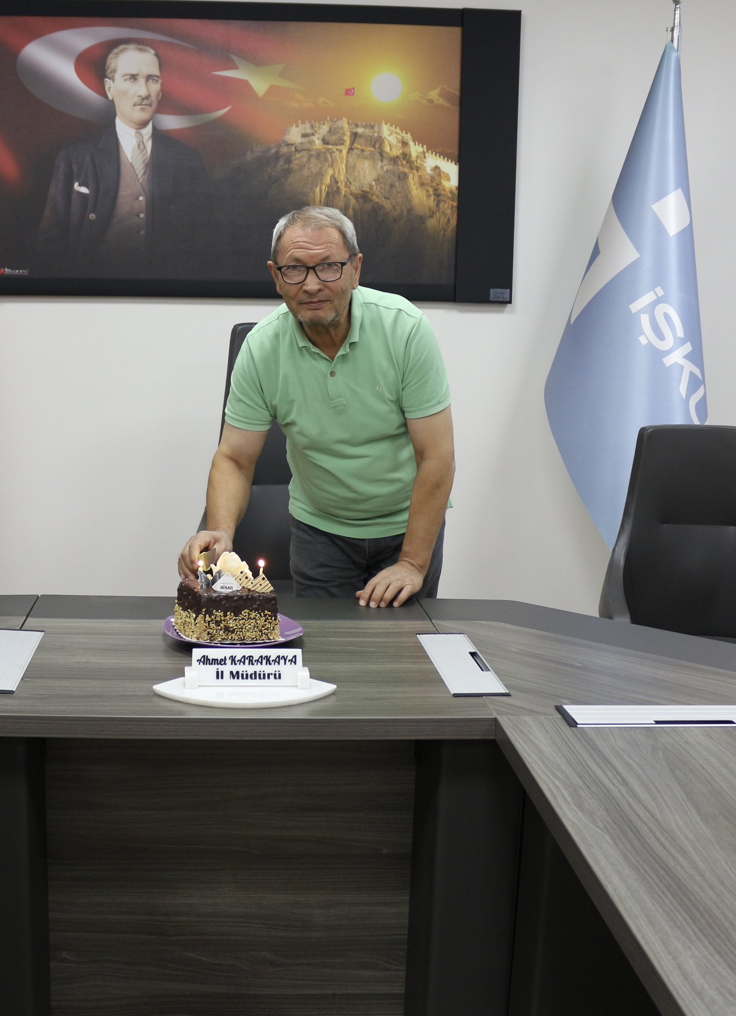 Mesai Arkadaşları Duygulandırdı Şube Müdürü İlkaya Yeni Yaşını Kutladı