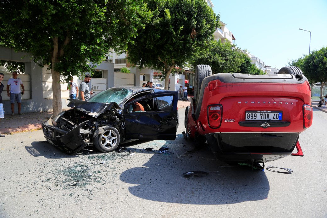 POLİSLERE ZORLUK ÇIKARDI, TERS KELEPÇE TAKILDI  ‘NE KADAR ZOR GÖREV YAPTIĞINIZIN FARKINDAYIM’