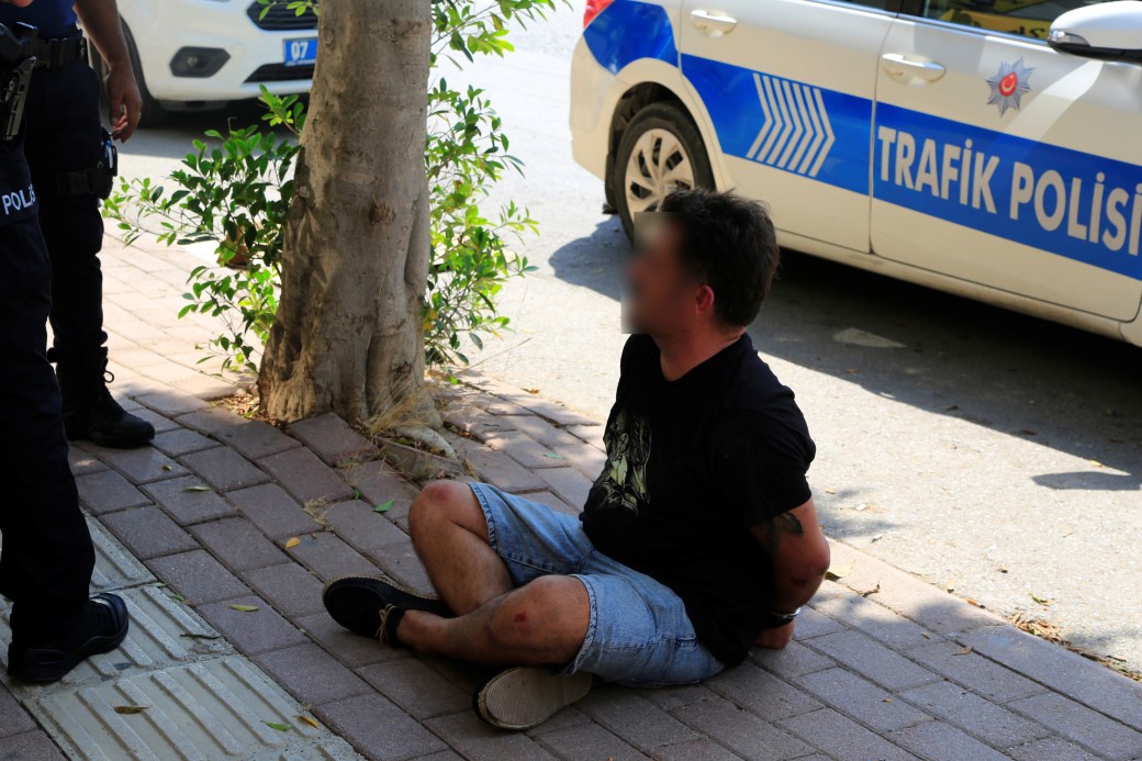 POLİSLERE ZORLUK ÇIKARDI, TERS KELEPÇE TAKILDI  ‘NE KADAR ZOR GÖREV YAPTIĞINIZIN FARKINDAYIM’