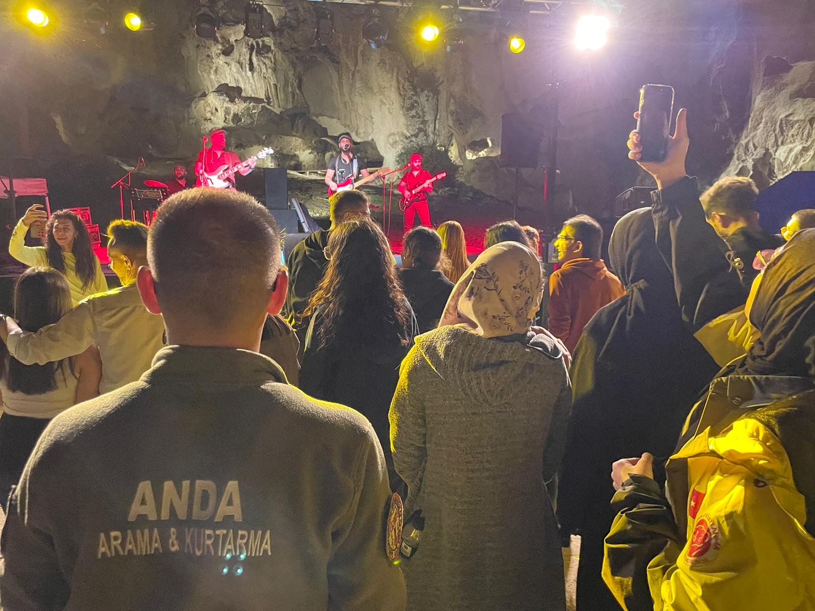 Doğanın ve Sporun Buluşma Noktası: Frig Ultra Koşusu Kampı'nda Gentlemen Band ile Eğlenceli Akşam