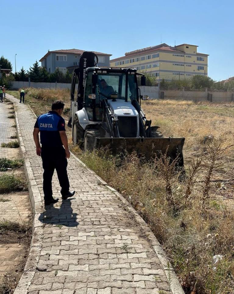DİNAR'DA TEMİZLİK ÇALIŞMALARI HIZ KESMİYOR