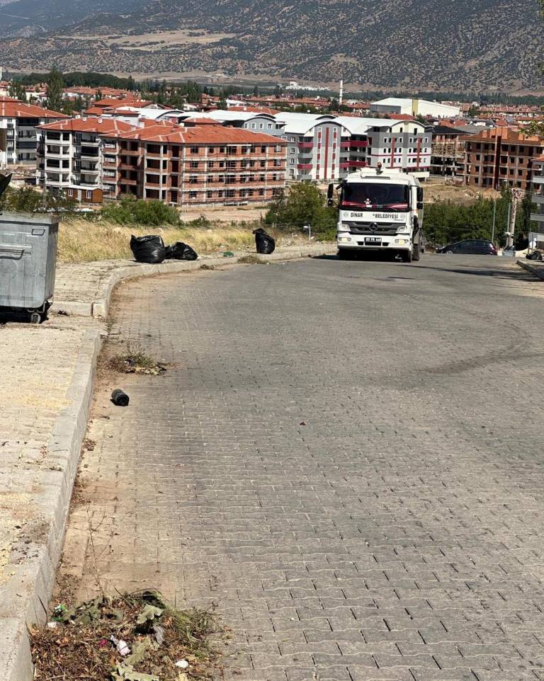 DİNAR'DA TEMİZLİK ÇALIŞMALARI HIZ KESMİYOR