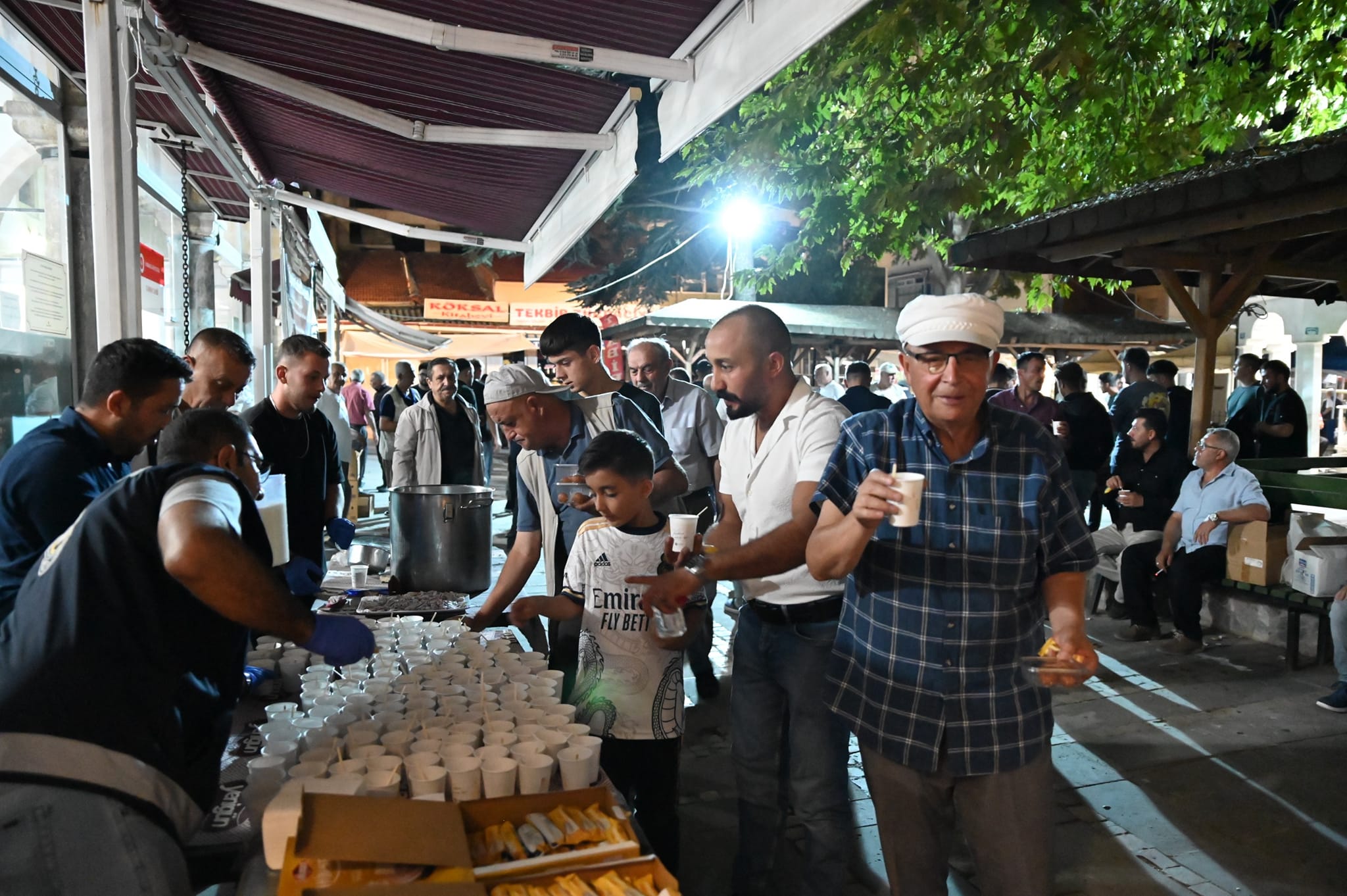 EMİRDAĞ BELEDİYESİ'NDEN KANDİL AKŞAMI SÜT İKRAMI