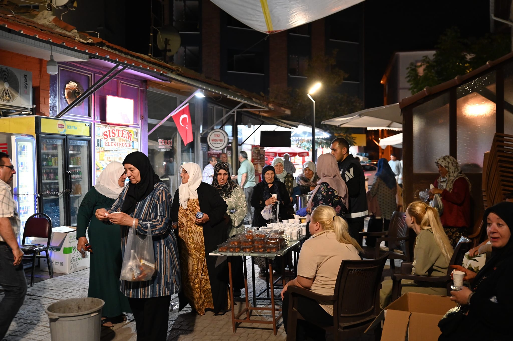 EMİRDAĞ BELEDİYESİ'NDEN KANDİL AKŞAMI SÜT İKRAMI