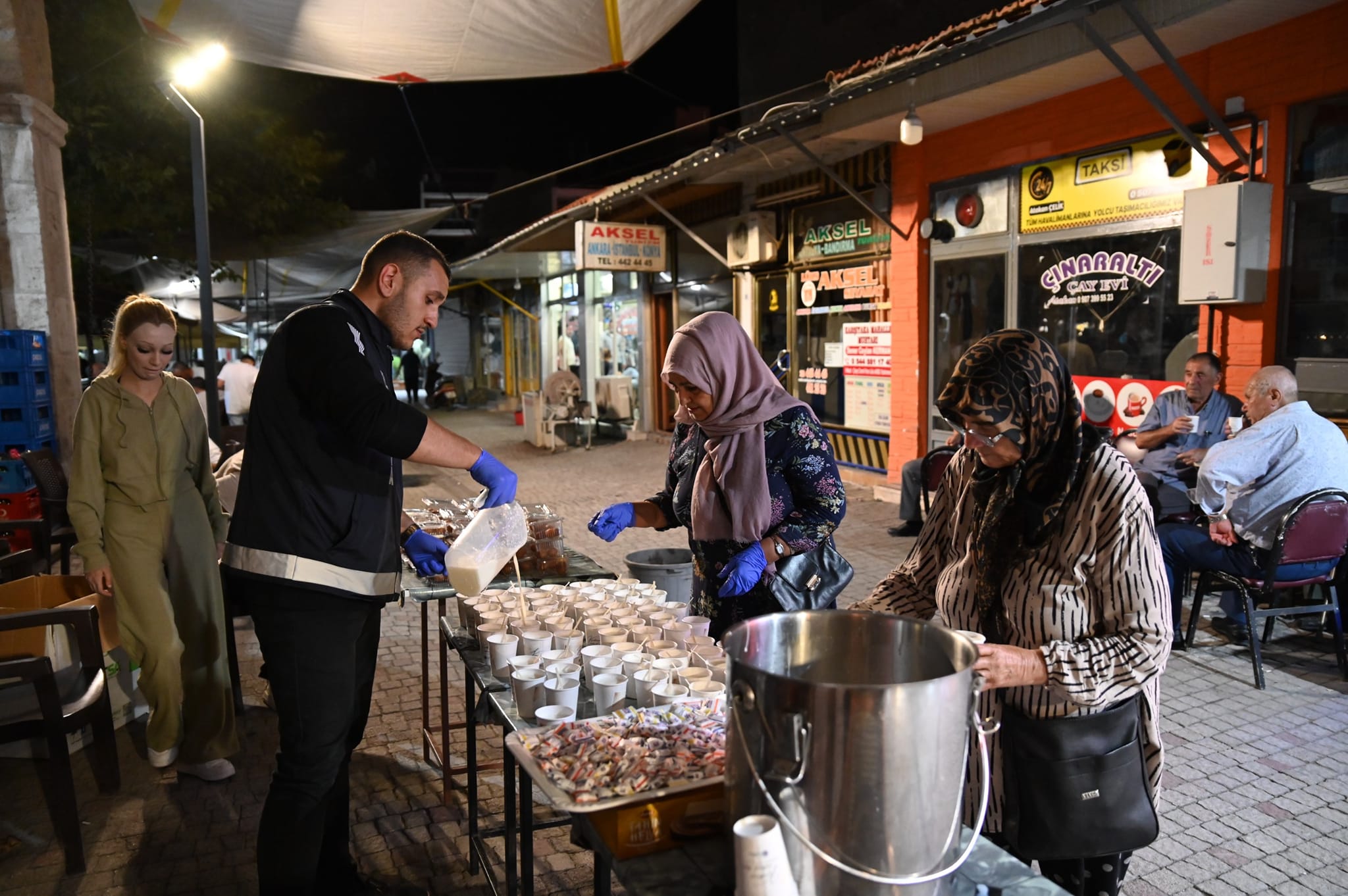 EMİRDAĞ BELEDİYESİ'NDEN KANDİL AKŞAMI SÜT İKRAMI