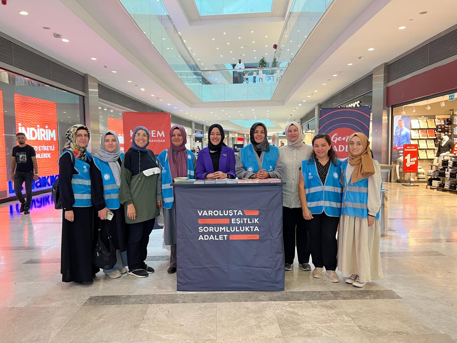 Afyon Diyanet Vakıf'ından İhtiyaç Sahibi Çocuklara Kıyafet Yardımı