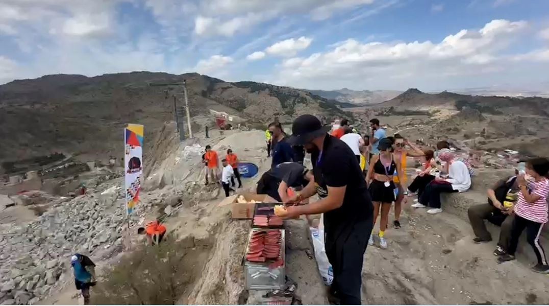 TARİHİ KALEDE EŞSİZ AFYON LEZZETİ İLE GÜNÜN YORGUNLUĞUNU ATTILAR