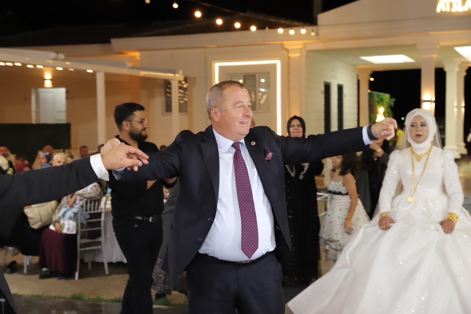 Milletvekili Olgun Genç Çifti Mutlu Gününde Yalnız Bırakmadı