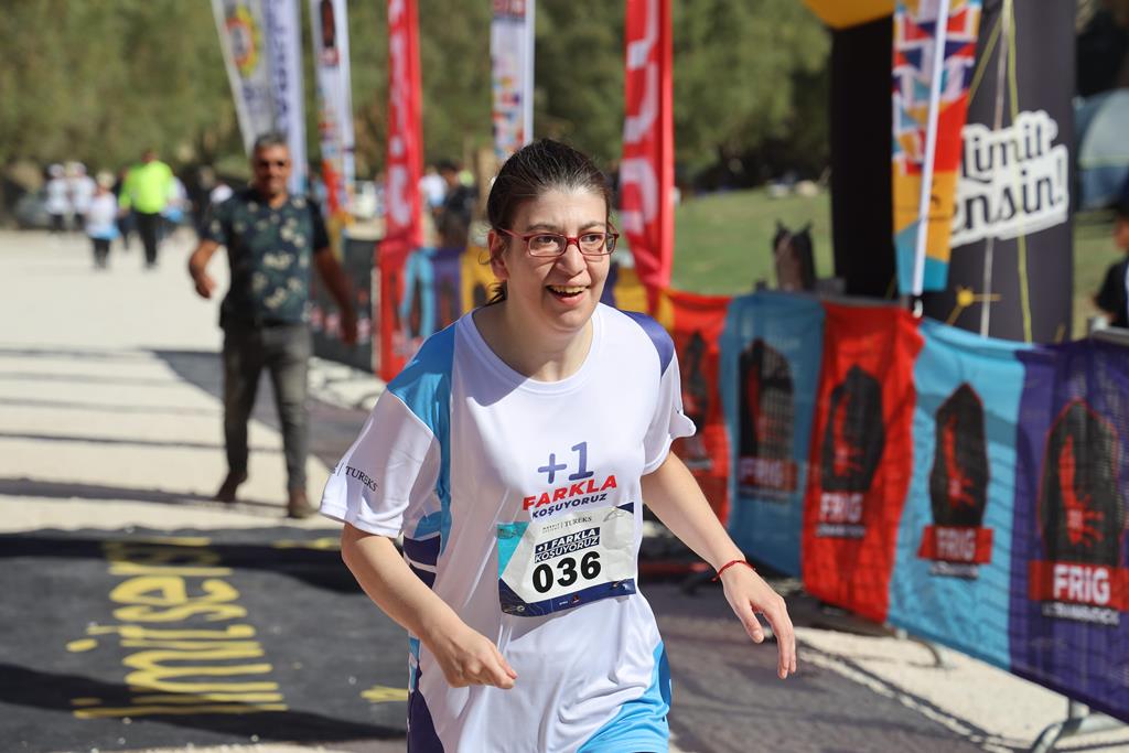 ÖZEL GEREKSİNİMLİ SPORCULAR FRİG MARATONU'NDA KOŞTU