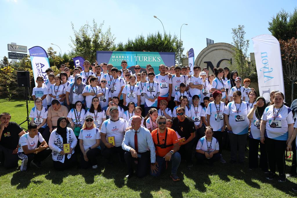 ÖZEL GEREKSİNİMLİ SPORCULAR FRİG MARATONU'NDA KOŞTU