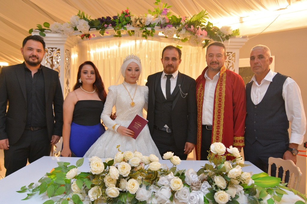 BAŞKAN ÖZTAŞ GENÇ ÇİFTİ YALNIZ BIRAKMADI