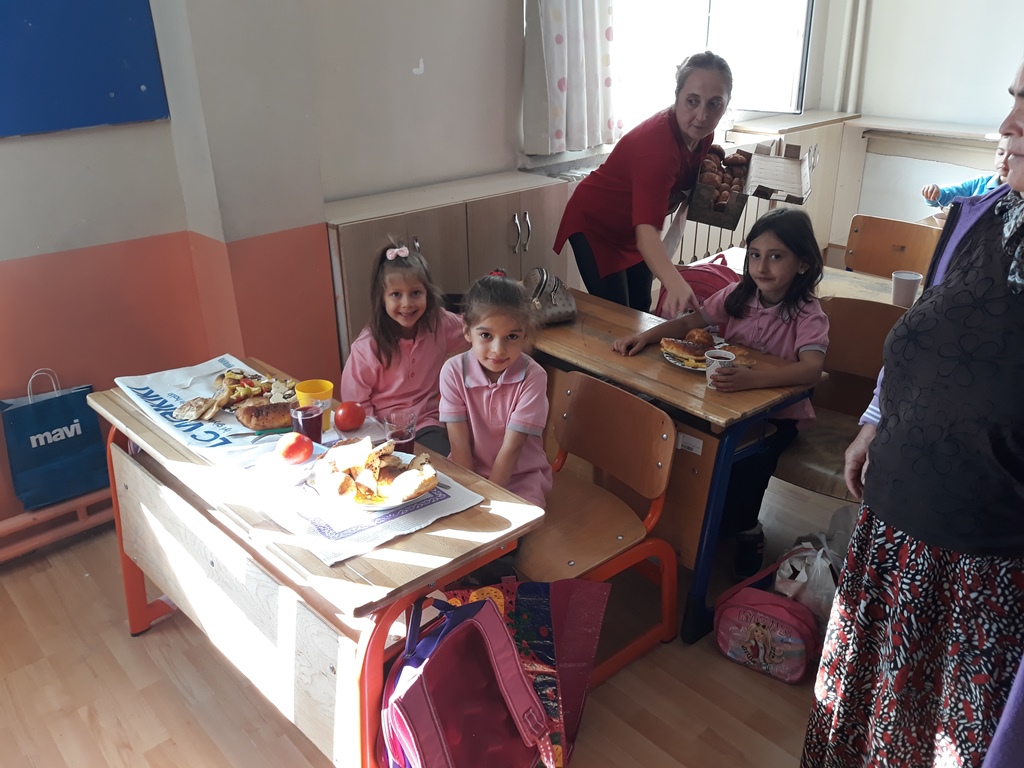 FATİH İLKOKULU'NDA MİNİKLER KAHVALTIDA BİR ARAYA GELDİ