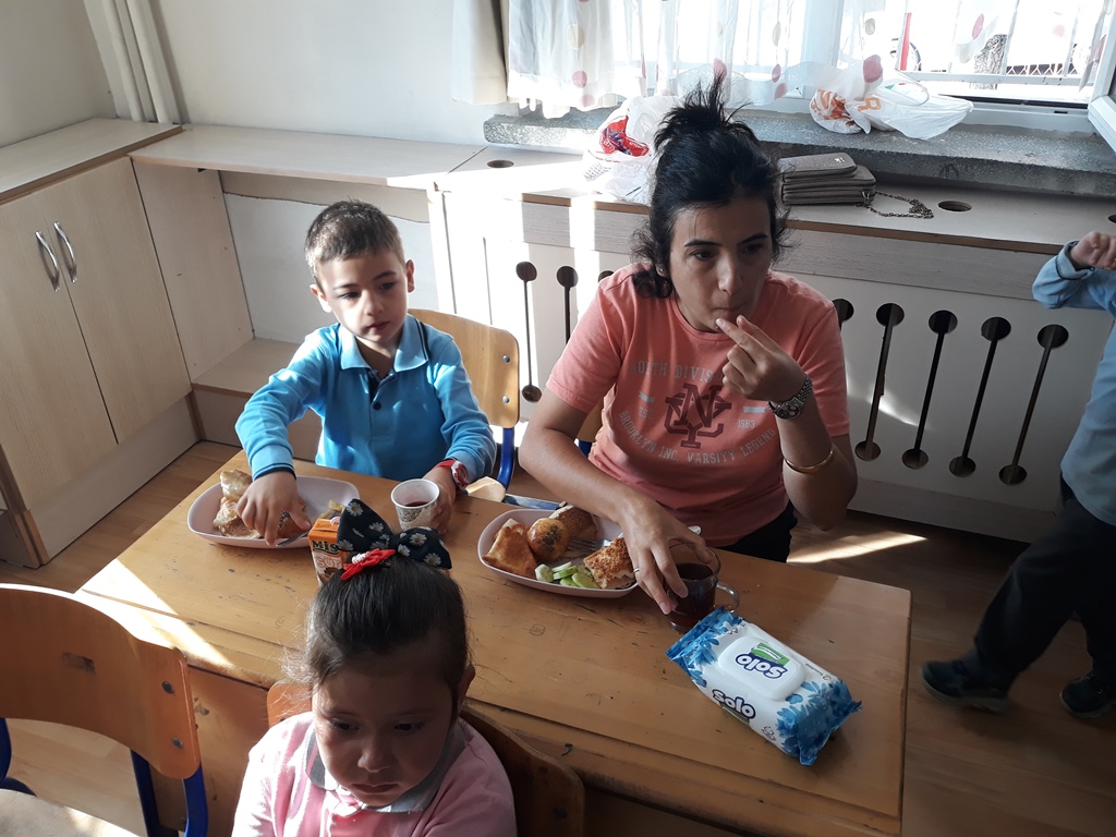 FATİH İLKOKULU'NDA MİNİKLER KAHVALTIDA BİR ARAYA GELDİ