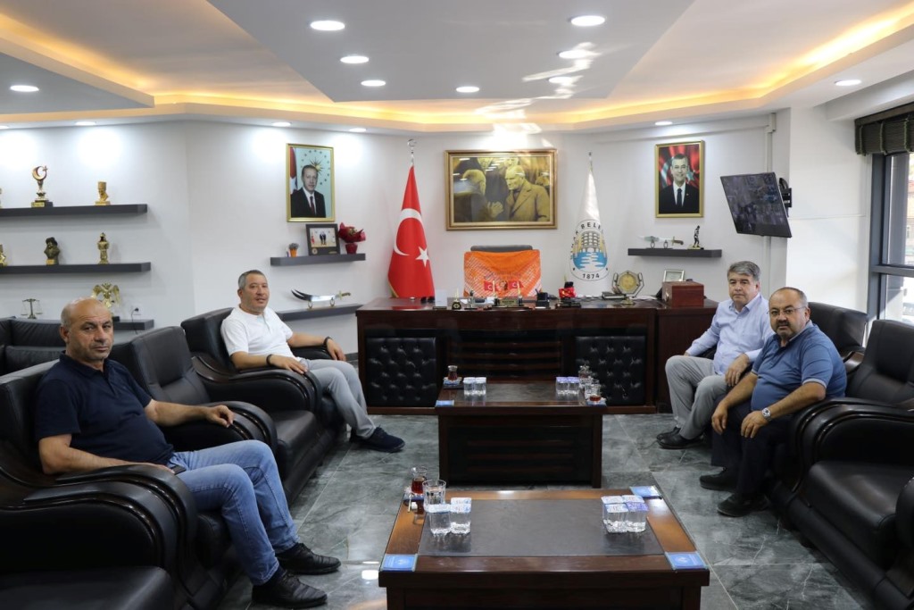 BAŞKAN TOPÇU KONUKLARINI MAKAMINDA AĞIRLADI
