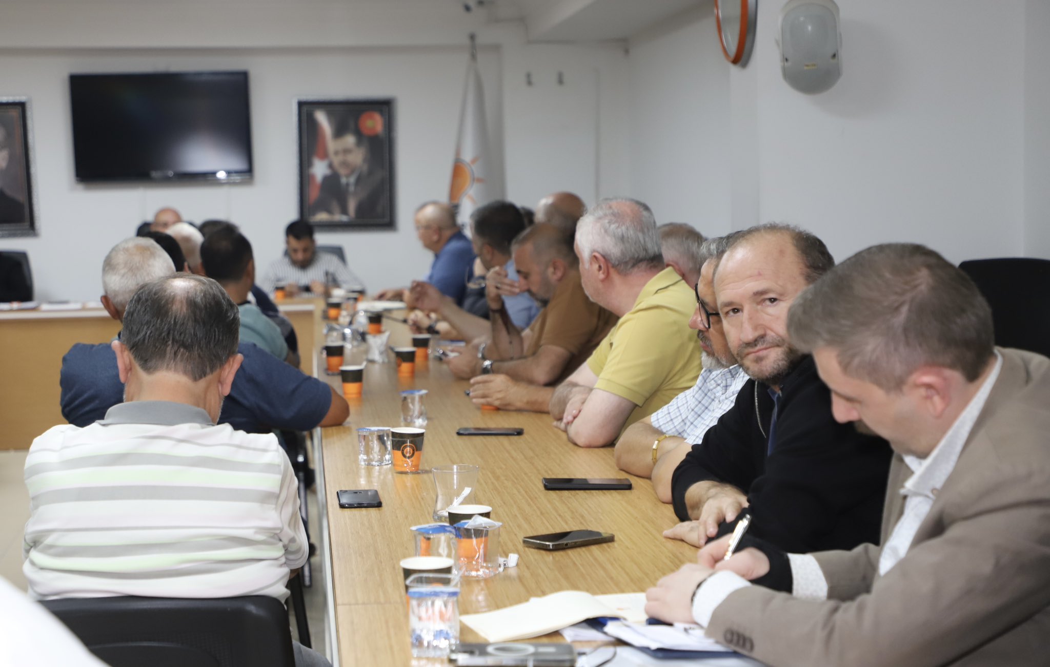 Partisinin Tabanına Kulak Veriyor Vatandaşının Derdiyle Dertleniyor