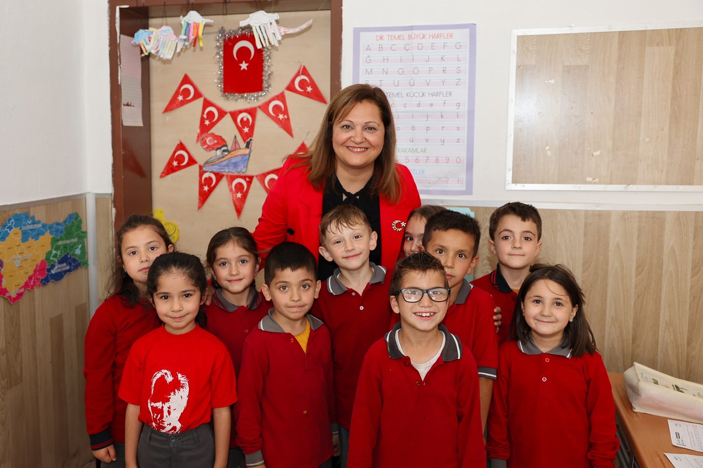 Miniklerin Burcu Ablası Çocuklarla Yakından İlgilendi