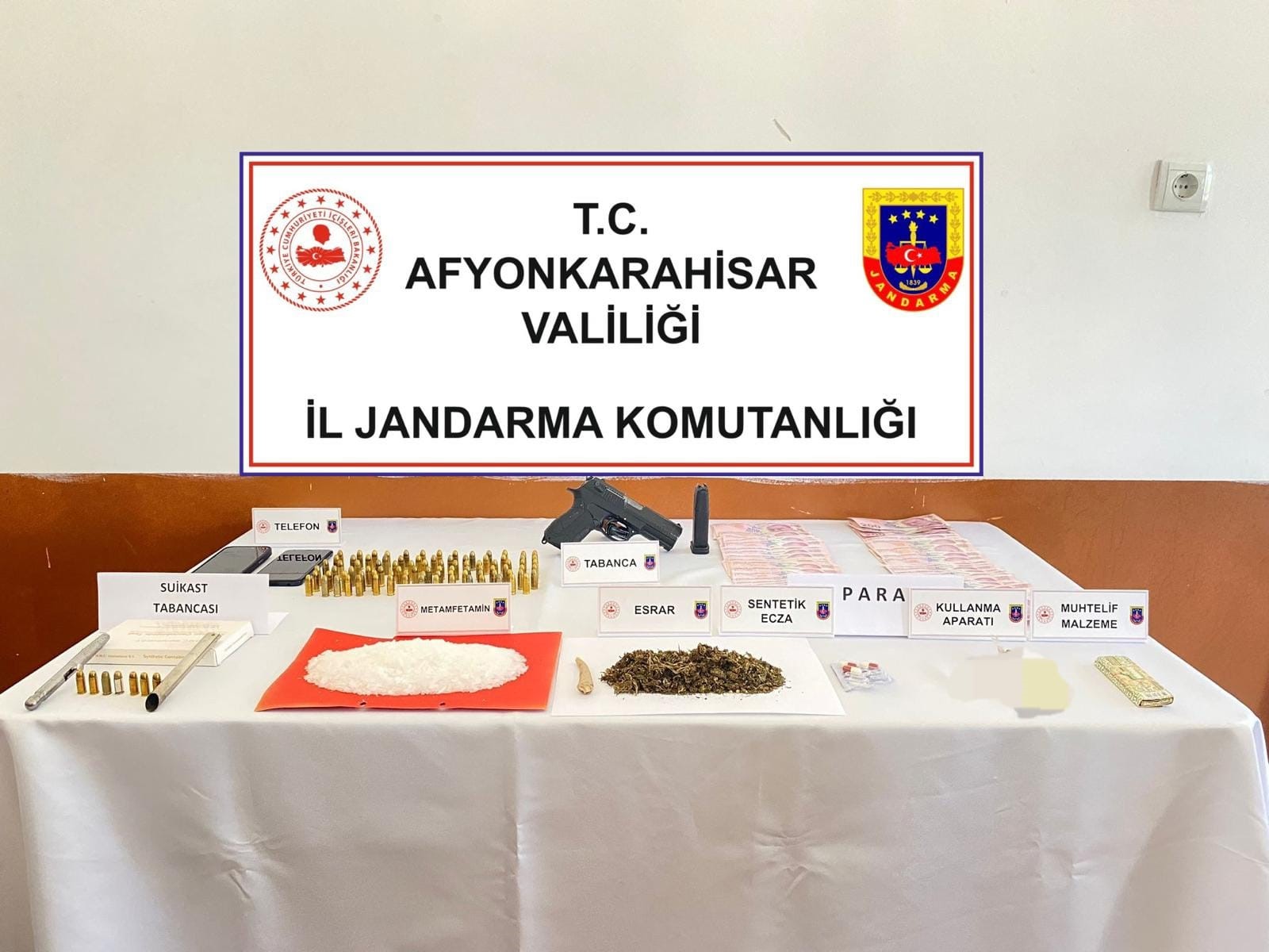 Uyuşturucu Satmak İsteyen Şahıslar Suikast Silahıyla Yakalandı