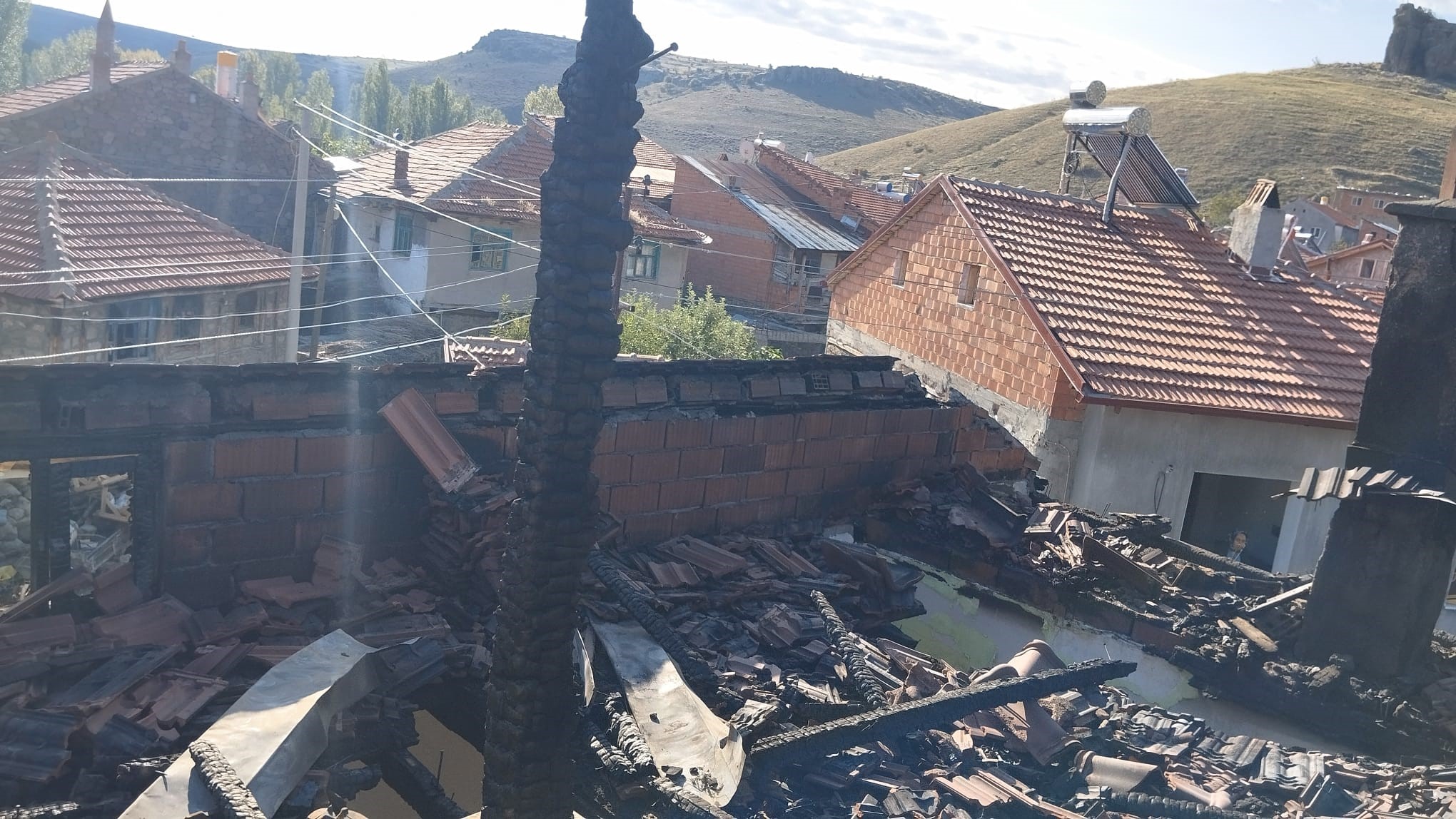 Afyonkarahisar’da Korkutan Köy Yangını: 4 Ev Yanarak Kullanılamaz Hale Geldi