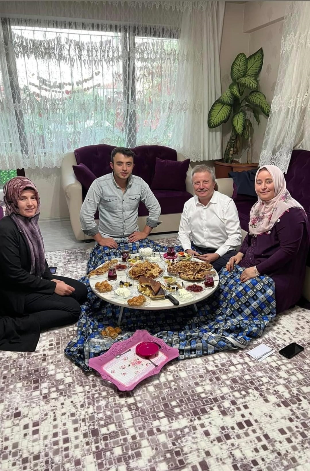 Lüks Davetlerden Yer Sofralarına Koçak’ın Samimi Yaklaşımı Takdir Topluyor
