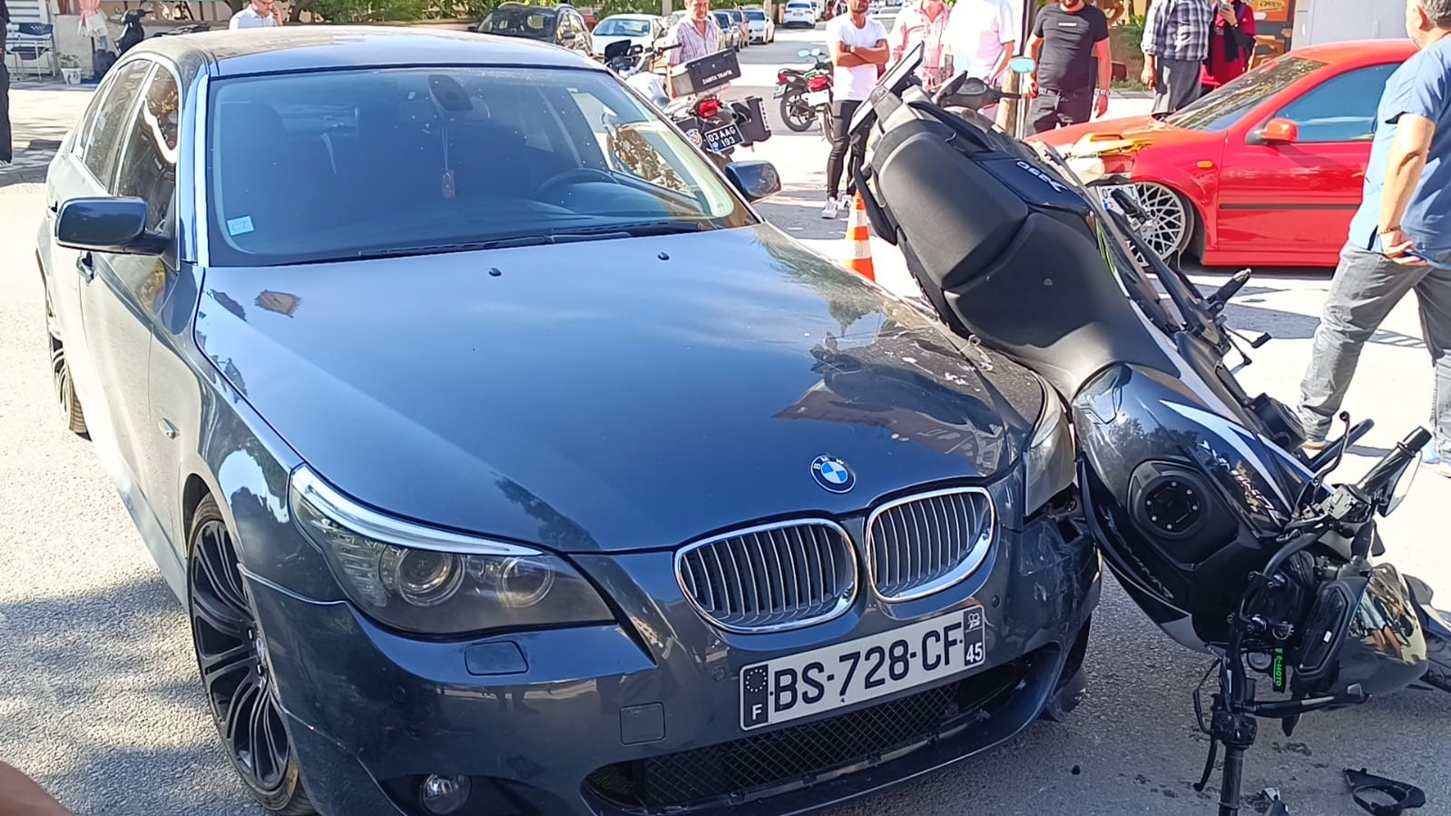 Motosiklet Otomobilin Üzerine Çıktı: Kazada Sürücü Ağır Yaralandı