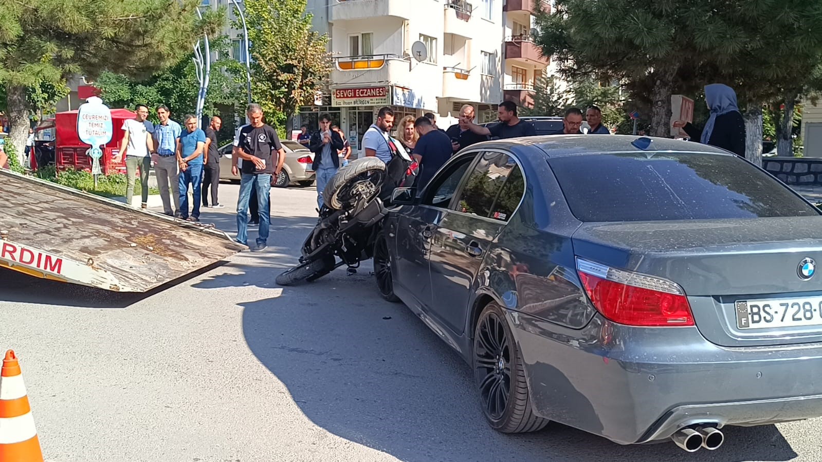 Motosiklet Otomobilin Üzerine Çıktı: Kazada Sürücü Ağır Yaralandı