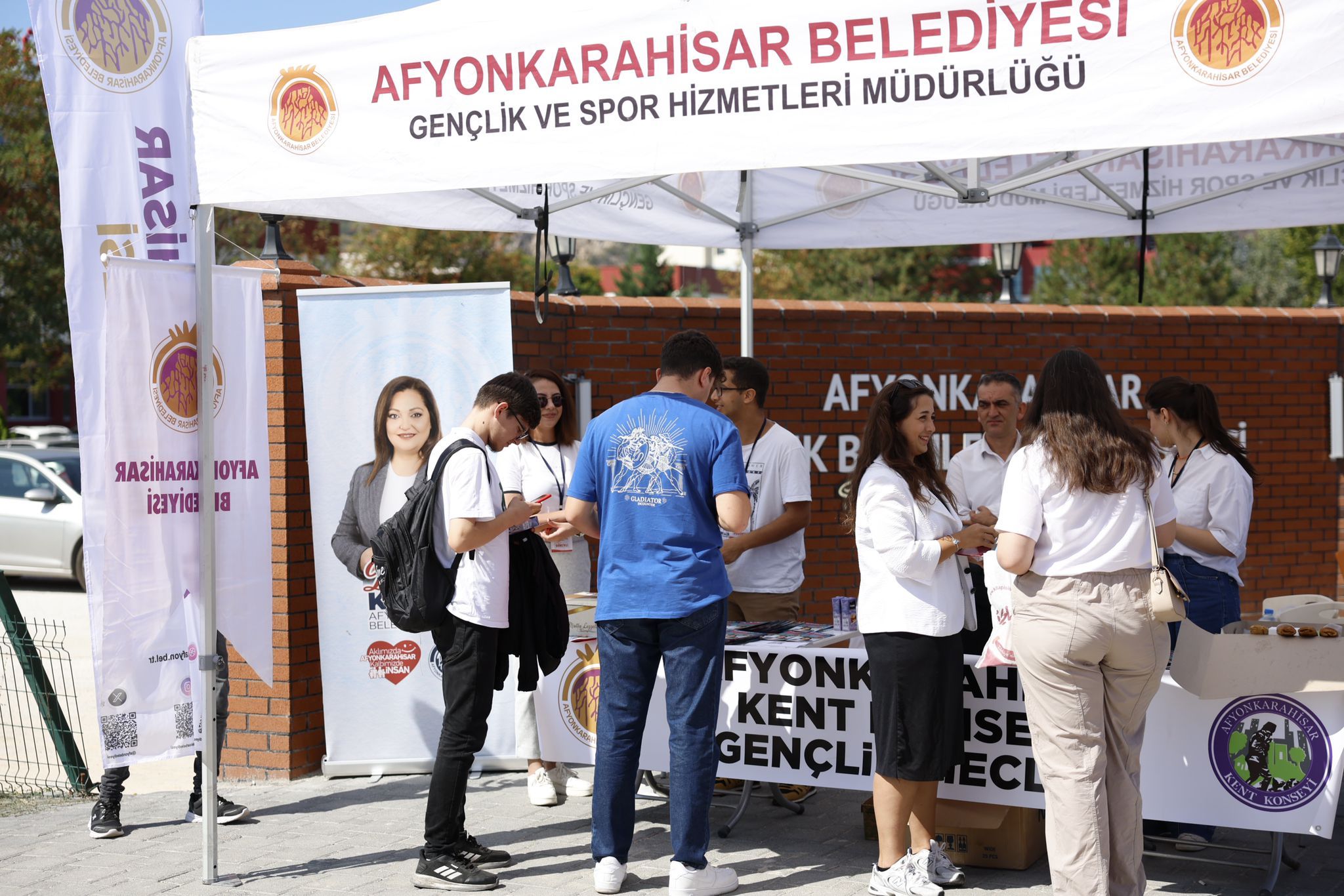 AFYONKARAHİSAR BELEDİYESİNDEN ÖĞRENCİLERE HOŞ GELDİNİZ İKRAMI