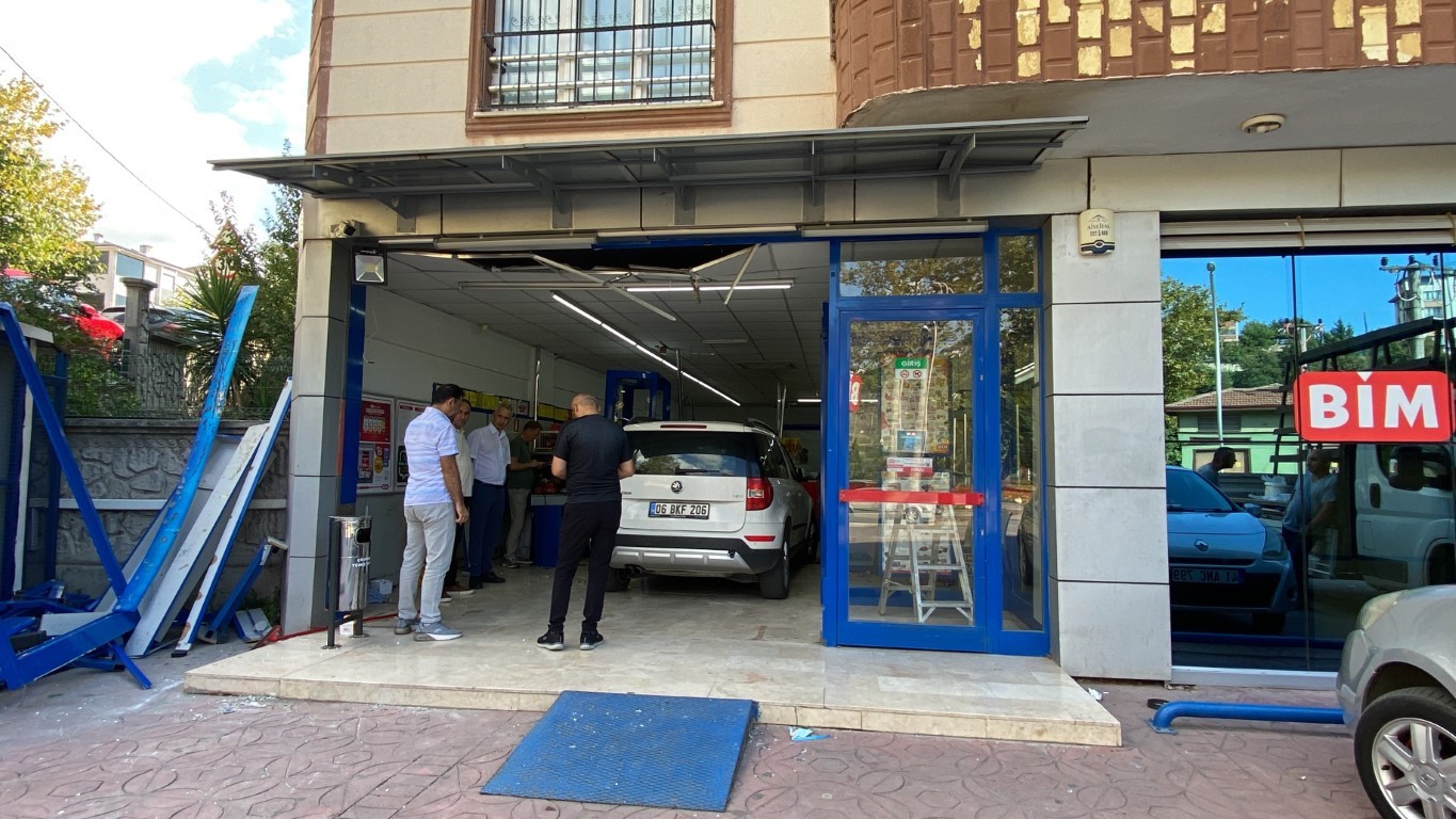 Otomobil BİM'e daldı: Vatandaş çekiliş var sandı!